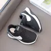 Zapatos deportivos impermeables para niños mayores y estudiantes, zapatos blancos antideslizantes, nuevos zapatos cómodos para correr de primavera y otoño para niños y niñas, modernos