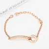 Pulseira de Aço Inoxidável Europeia e Americana de Nicho Fivela de Anel Retrô Pulseira Simples Dourada Letras Inglesas Diamante Único Pulseira de Titânio