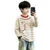 Camiseta infantil listrada de manga longa estilo coreano, novo modelo da primavera de 2026, top interno para meninos, camiseta básica 100% algodão para crianças mais velhas