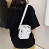 Bolsa de Ombro Desenho Animado para Mulheres 2026 Inverno Novo Estilo Bolsa Transversal para Estudantes Urso Fofo com Grafite Bolsa Quadrada Pequena Casual para Moedas
