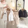 Conjunto de Ropa de Invierno para Niños 2026 Nuevo Estilo Chaleco Grueso Abrigador con Forro Polar para Niños Conjunto de Tres Piezas Ropa Cálida de Moda