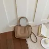 Nova Bolsa Saco de Nicho Estilo Coreano 2026 para Mulheres com Pingente de Cavalo Fofo, Bolsa Versátil de Ombro e Transversal com um Toque de Moda de Alto Padrão