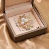Nuevo Broche de Perlas de Tres Hojas Retro Transfronterizo con un Toque de Alta Gama, Aleación Incrustada con Diamantes, Broche Accesorio