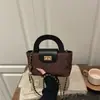 Bolsa de Mão Fashion Acolchoada Bordada com Fivela de Fecho Estilo Coreano 2025 Nova Bolsa de Corrente Estilo Chanel Bolsa Transversal Pequena Quadrada para Mulheres