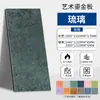 Painéis artísticos dourados feitos sob medida, pedra macia com acabamentos nas cores ferrugem e cobre, parede de fundo macia verde escura, painéis dourados, pedra flexível