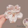 Presilha Lateral Estilo Nicho de Luxo com Pinos de Cabelo Rosa Flor de Cerejeira, Pinos de Cabelo Flor de Cetim Pérola Delicados e Femininos