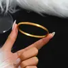 Pulsera de acero inoxidable dorada transfronteriza, traje de pulsera de trébol de cintura pequeña con tachuelas, brazaletes dorados