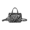 Bolsa Pequena de Mão com Estampa de Leopardo Cruzado Feminina 2026 Nova Moda Bolsa de Ombro de Luxo Leve Bolsa Transversal com Personalidade Bolsa Quadrada Pequena Tendência