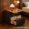 Mesa de cabeceira color block em madeira de nogueira com compartimentos ocultos, apresentando duas gavetas para armazenamento privado, um armário de cabeceira multifuncional para quartos de casa