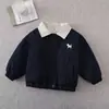 Jaqueta de Algodão Infantil Coleção Outono/Inverno 2026 Casaco para Meninos e Meninas Jaqueta Baseball para Bebê Menino Jaqueta com Gola Reversível Jaqueta de Inverno Infantil