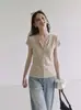 A popular roupa feminina de verão deste ano, modelo novo de 2026 com gola redonda, meio botão e manga curta, é extremamente estilosa