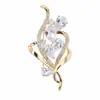 Broche nuevo floral de hoja dulce estilo coreano para mujer, con un diseño de lágrima dorada totalmente adornado con circonitas cúbicas, que irradia elegancia y versatilidad, directamente de fábrica