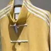 Nueva chaqueta estilo chino de cuello alto con botones decorativos, hecha de gamuza, para hombre, adecuada para otoño e invierno, con tres rayas, un diseño deportivo y casual con una estética china.