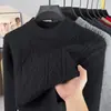 Direto da fábrica, este suéter apresenta tecido macio, anti-pilling e com cores firmes.. É um tricô grosso e robusto, perfeito para o inverno, com um design casual e estiloso de gola alta parcial para homens.