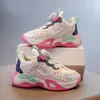 Tênis esportivo infantil 2026 novo outono fivela de botão casual para meninas sapatos de pai para meninos respirável tênis de corrida para estudantes