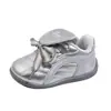 Otoño 2026 Nuevos Zapatos Caminador para Bebé Suela Suave Zapatos Blancos para Niñas Zapatos de Entrenamiento Alemanes para Niños Zapatos de Patinaje para Niños Zapatos Casuales