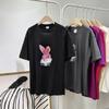 Camiseta de manga corta con cuello de algodón y estampado de conejo rosa de dibujos animados para mujer, novedad de verano 2023, top holgado de longitud media