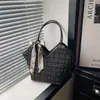 Bolso de Hombro con Asa Superior de Lona a Cuadros Retro de Gran Capacidad para Mujeres, Estilo Europeo y Americano para Viajes Diarios y Estudiantes Universitarios, Nuevo 2026