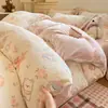Juego de ropa de cama de cuatro piezas de terciopelo de leche de dibujos animados 2026 nuevo juego de tres piezas de sábana y funda de edredón de terciopelo coral engrosado de invierno