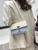 Bolsa Pequena Quadrada de Ombro Feminina Dia dos Namorados Transfronteiriça 2024 Nova Moda Versátil Nicho Coração de Menina Bolsa de Presente