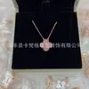 Colar Trevo de Quatro Folhas Cravejado de Diamantes Edição Limitada de Natal 2025 de Alta Qualidade para Mulheres, Banhado a Ouro Rosa 18K, Corrente para Clavícula, Dropshipping de Transmissão ao Vivo