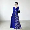 Vestido de alta calidad con un toque de lujo ligero y sofisticación, con cuello en V, mangas largas, detalles florales tridimensionales, un diseño que ciñe la cintura con un cinturón y un efecto adelgazante, de longitud media estilo Issey Miyake