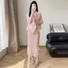 Conjunto Plissado Estilo Miyake para Mulheres, Novo Estilo Primavera e Outono, Decote V Suave com Babados, Emagrecedor e Elegante Conjunto de Duas Peças com Saia