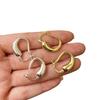 Aretes de metal huecos con forma de gota de agua chapados en oro latón, simples, estilo frío ins, elegantes europeos y americanos, combinan con todo para mujer