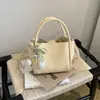 Moda Exquisita Transfronteriza Verano 2026 Nuevo Versátil para Viajar Diseño de Nicho Bolso Cubo de Hombro Cruzado de Alta Gama