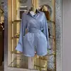 Roupas Femininas Europeias e Americanas Outono 2026 Novo Conjunto de Duas Peças Doce e Fresco com Listras, Gola Lapela, Manga Longa e Shorts Retos de Cintura Alta