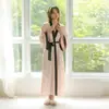 Robe de cetim estampado, leve e luxuoso, estilo francês, para mulheres, com decote em V, acabamento contrastante, mangas amplas e design longo, adequado para relaxar em casa ou como roupão de manhã.. 948