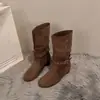 Botas de cowboy de tacón grueso estilo occidental, versátiles, de gamuza, con cinturón retro, para mujer, primavera y otoño, moda nueva y a la moda 2026, hebilla, tela