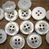 Botones de Resina Brillantes de Flor de Ciruelo Perla de Cuatro Agujeros para Camisas, Botones de Cuatro Agujeros para Accesorios de Ropa Cosidos a Mano, Venta al por Mayor del Fabricante en Stock