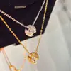 Colar de Diamante Suspenso Vintage Escovado para Mulheres, Design de Nicho com Diamantes Cintilantes Microincrustados, Corrente de Clavícula de Luxo Leve de Alta Qualidade