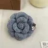 Broche de Tweed Gris de Tela Gruesa de Alta Gama para Otoño e Invierno, Versátil Camelia Elegante Pequeño Broche de Fragancia Elegante