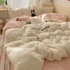 Juego de ropa de cama de cuatro piezas con bordado de terciopelo de leche de cordero engrosado para otoño e invierno, funda de edredón de vellón de coral de dibujos animados, sábana para dormitorio individual