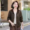 Ropa exterior de estilo nuevo para mamá 2026: un abrigo elegante y adelgazante para otoño/invierno para mujeres de mediana edad, con un diseño juvenil y casual, disponible en tallas grandes y fácil de combinar con varios atuendos