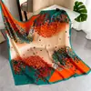 Lenço Feminino de Cetim para Primavera e Verão Seda Artificial Estampado Quadrado Pequeno Lenço Presente Lenço Echarpe Estilo Europeu e Americano Venda por Atacado
