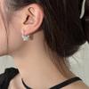 Aretes de circonita de mariposa estilo francés para mujer, aretes cortos retro huecos, aretes personalizados para street style, estilo frío, temperamento de lujo ligero