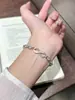 Colección Otoño 2026: Venta al por mayor de varios estilos de pulseras de estilo vintage, ofreciendo un hermoso y delicado diseño de trébol de cuatro hojas en un tamaño pequeño y exquisito