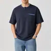 Ropa de Hombre Xintang 2026 Verano Nueva Camisa de Manga Corta Estilo Americano Camiseta de Punto a Cuadros con Cinta Bloque de Color para Hombre