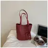 Bolsa tejida de gran capacidad, nuevo modelo de verano 2026, bolso de mano de color liso de nicho, bolso de hombro para el trabajo y los desplazamientos, bolso tipo cubo