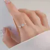 Anillo de flor bañado en plata 925, anillo abierto liso de nicho de lujo ligero para mujer, anillo popular de gama alta para el dedo índice