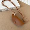 Collar de Bolso Pequeño de Cuerda de Cuero Artificial Estilo Hong Kong Vintage Moda Versátil Luna Creciente Cadena de Lana Joyería de Alta Gama para Mujer