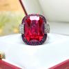 Anillo Tesoro de Color Oro Negro Chapado en Viento Frío de Alta Calidad Retro Moderno Europeo y Americano Lujoso Exagerado Anillo de Corindón Rojo para Mujer