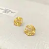 Pendientes de Tachuela Huecos Versátiles de Personalidad con Encaje Retro Francés en el Dobladillo de la Falda, Incrustaciones de Pedrería en Forma de C, Lujo Ligero, Chapado en Cobre, Oro Real, Aguja de Plata 925