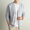 Suéter de Punto para Hombre 2026 Otoño/Invierno Estilo Old Money Cárdigan sin Cuello Juvenil Lujo Casual Color Sólido Chaqueta de Punto de Uso Individual