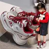 Tênis Feminino 2026 Novo Outono Prata Sapatos Pai para Crianças Malha Respirável Crianças Maiores Meninas Estudantes