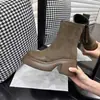 Botas Curtas de Camurça com Solado Grosso e Salto Grosso para Mulheres 2025 Outono e Inverno Novas Botas Slim Estilo Retrô Botas Elásticas Botas para Aumentar a Altura