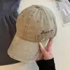 Gorra de Béisbol de Mezclilla Lavada con Efecto Desgastado Estilo Retro Americano para Mujer con Visera Ancha, Bordado de Letras de Alta Gama y un Aspecto Elegante